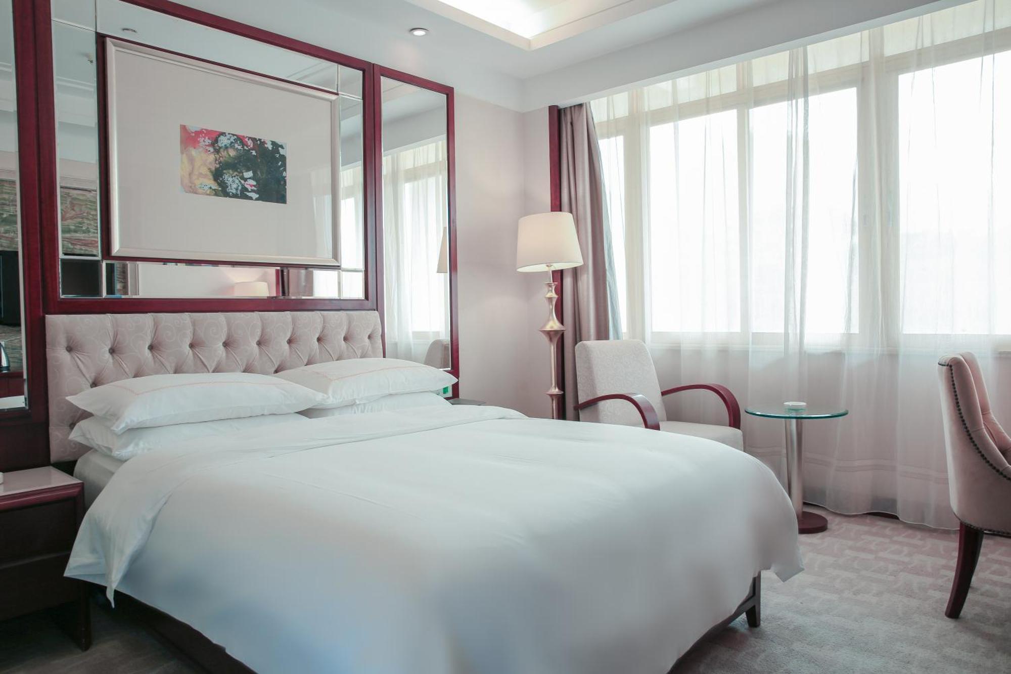 Ramada Shenzhen Baoan Hotell Exteriör bild