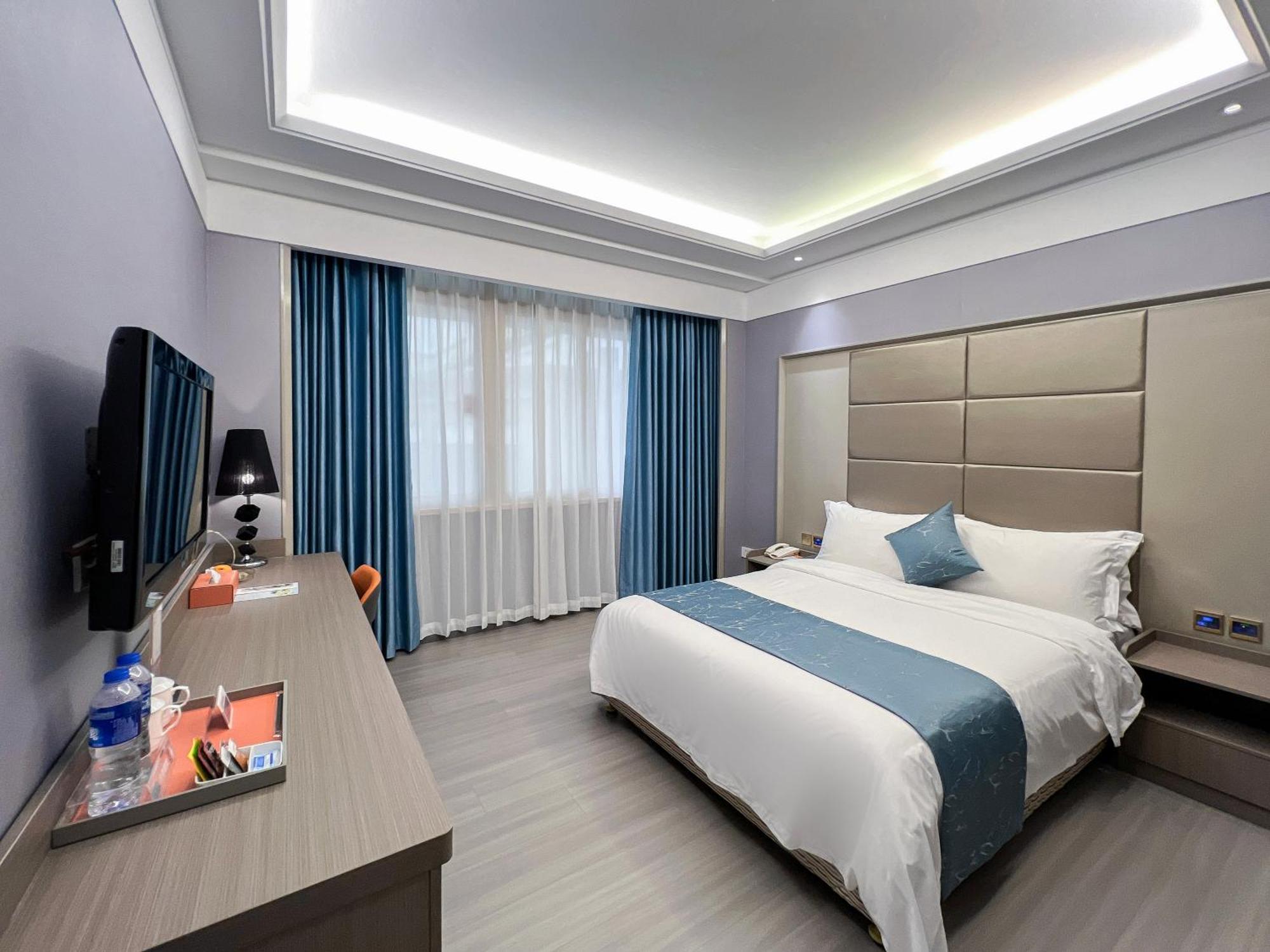 Ramada Shenzhen Baoan Hotell Exteriör bild