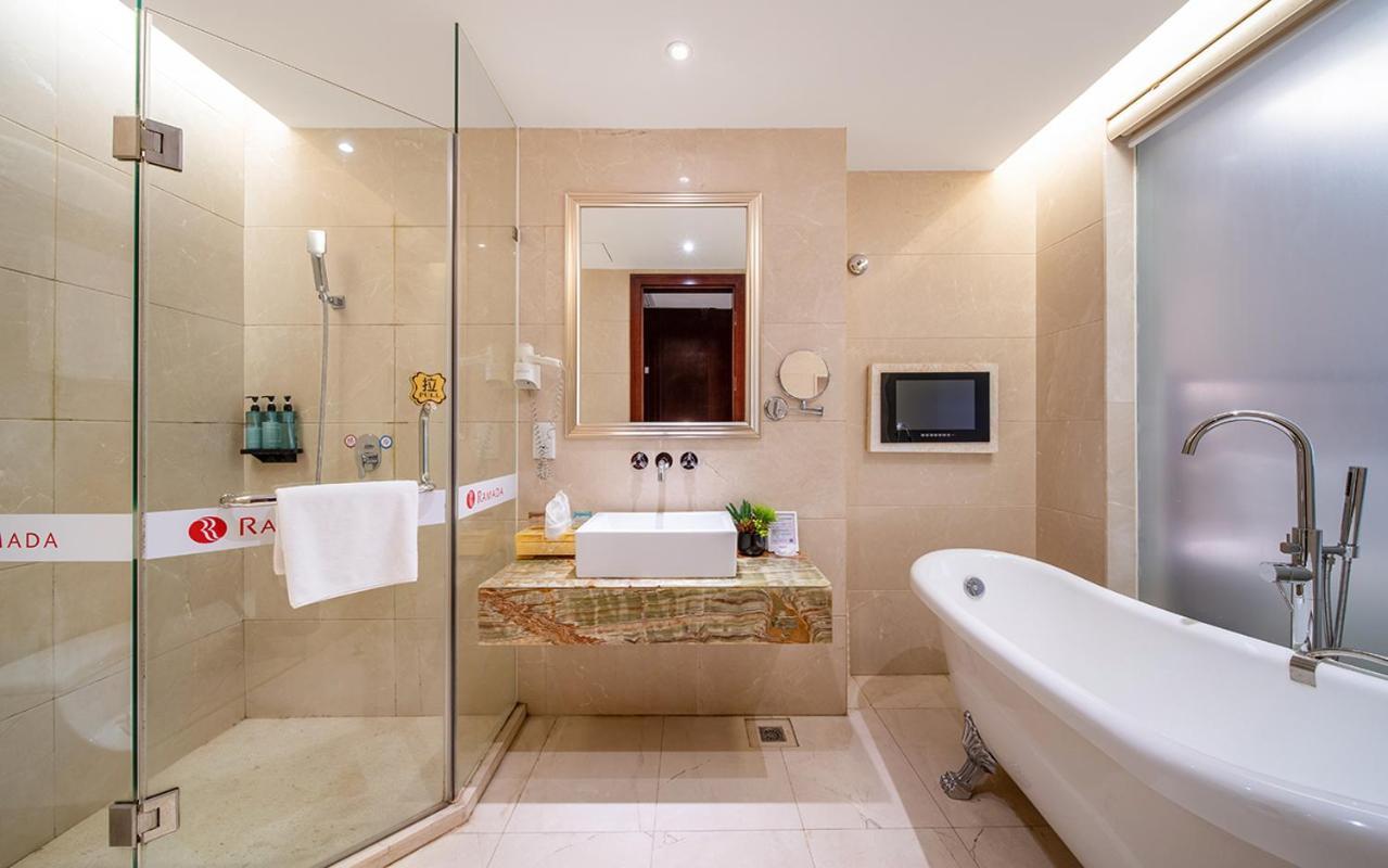 Ramada Shenzhen Baoan Hotell Exteriör bild