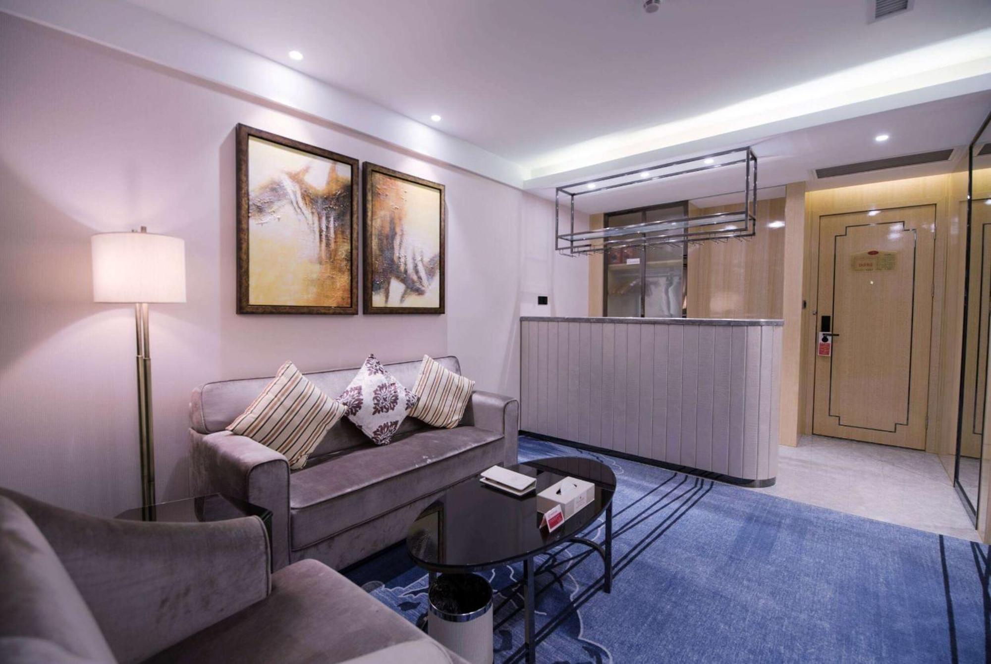Ramada Shenzhen Baoan Hotell Exteriör bild