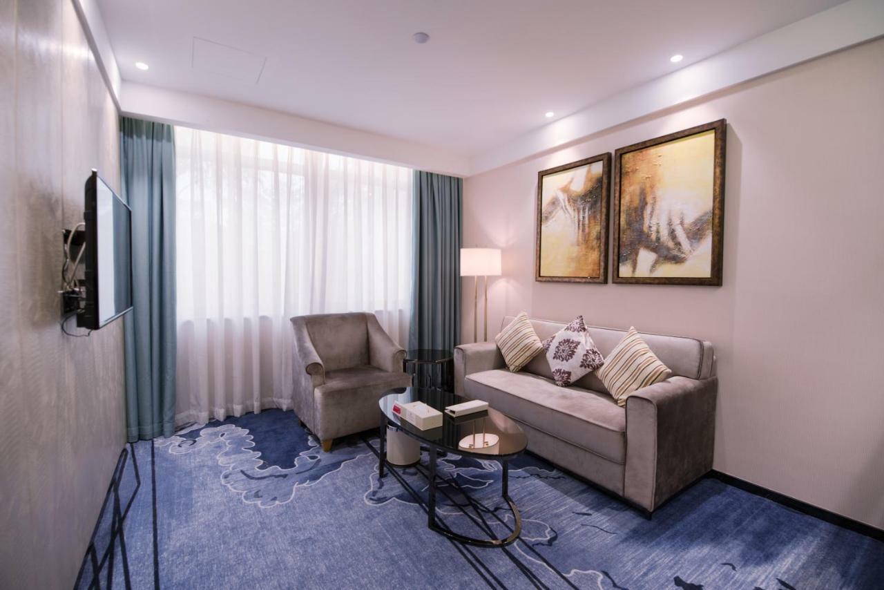 Ramada Shenzhen Baoan Hotell Exteriör bild