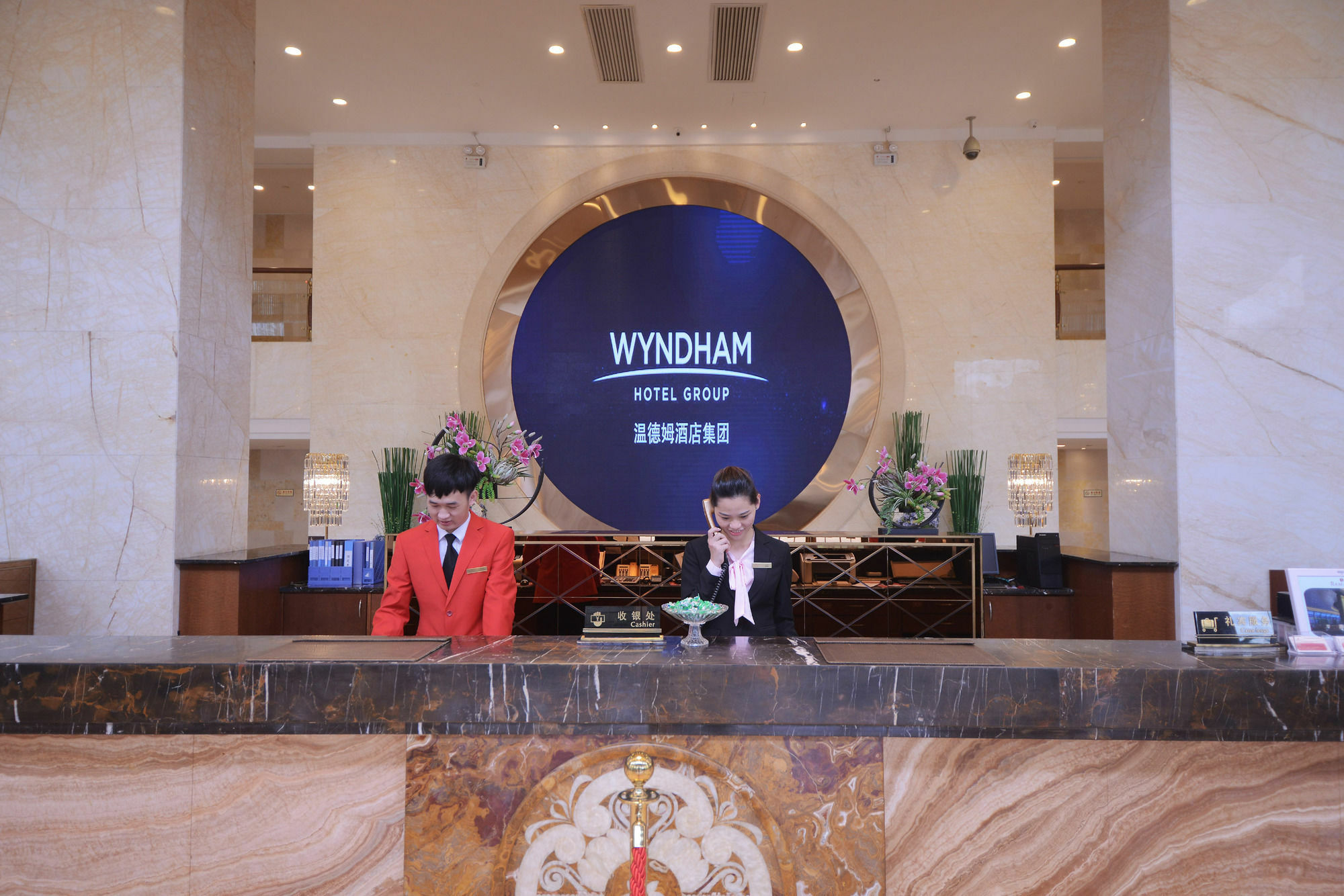 Ramada Shenzhen Baoan Hotell Exteriör bild